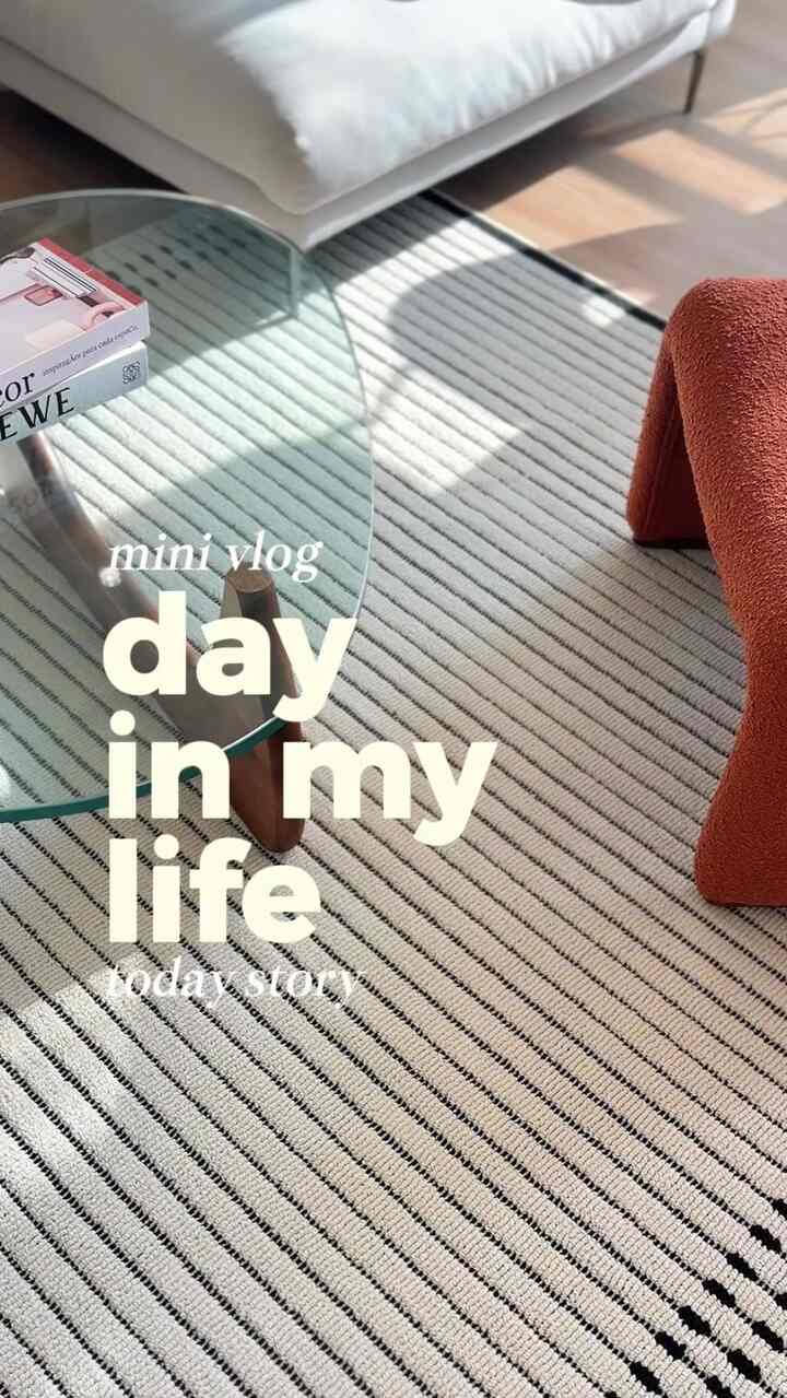 最近リビングに入るたびに
何か少し寂しい感じがありましたが、

ラグを変えた
雰囲気がこんなに変わるとは知りませんでした:)

日差しが入る時間に合わせて敷いてみました。
アイボリーカラーが光と混ざるから
スペースがより柔らかく見えました。

過度にはねない
さらっと雰囲気を掴んでくれる感じだ
最近のお気に入りのスペースです。

素足で行っても負担なく、
生活しながら楽に使えるのもよかったです。

この小さな変化
家にいる時間をもっと良くしてくれると思います:) #러그 #카페트 #러그추천 #패브릭소파 #일인소파 #포인트인테리어 #미드센추리 #우드인테리어 #컬러포인트 