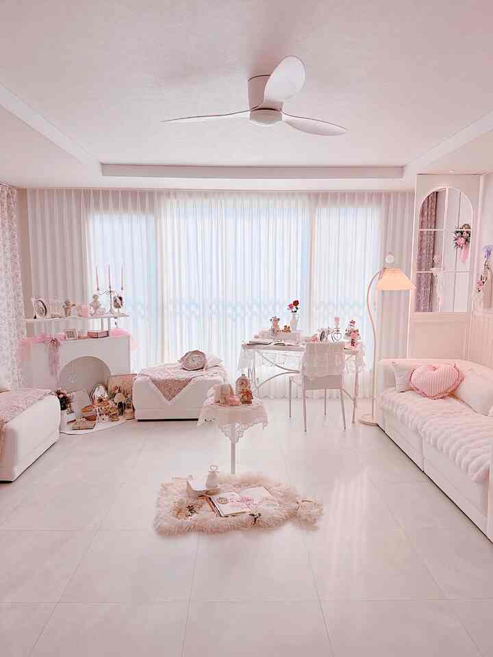 こんにちはメルです🧚🏻‍♀️

今回、リビングルームの家具の配置も新しく変わりました。
思ったより悩みを本当にたくさんしました。
贅沢なソファの配置はしたくなかった🫥
既存の居間にあった家具はそのまま使わなければなりません。
モジュールソファを解体後、やっと完成したリビングルーム！😶‍🌫️

友達が貴族の愛の受信室のようだと言って
もっと嬉しかった配置ですよ🐰🤍

普通にソファとテレビを置くリビングルームではなく
おとぎ話の中に出てきそうな雰囲気を保ちながら
少しは非現実的な空間のように見えることを望みましたよ🧸
生活する家だが 
どこか物語の中のシーンのように感じられるリビングルーム
私はいつもいいと思います🥰

私の家で最も長く滞在する場所はキッチン側のテーブルです。
座って正面を見ると、リビングルームが一目でわかります。
だから最近は窓の外の風景のように
リビングルームをじっと眺めている時間が多いです🫢

家の中に好きなシーンが1つある場合
それを見るだけでも
一日がもう少しおとぎ話のようになる気分ですよ🐶✨️

＃コンスープ記録集＃今日の私たちの家＃新婚家の飾り
＃家の装飾＃新婚家の居間 
#アパトリモデリング #ルーバーシャッター #フレンチインテリア #ピンクインテリア 