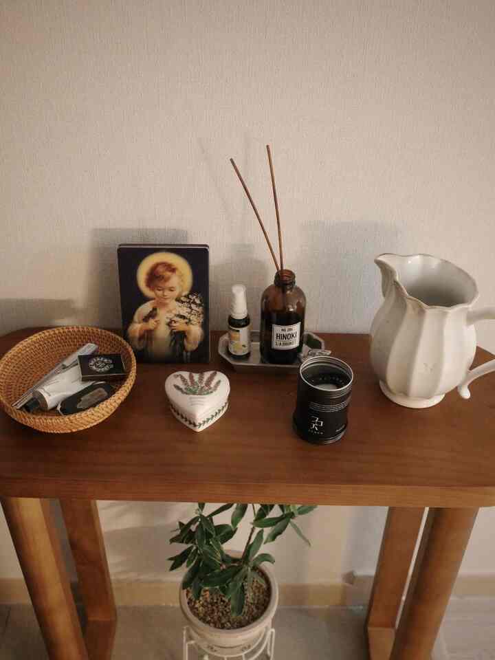 小さいけどあきらめない我が家の玄関🏠

ウッドトレイの中の宅配便用アンバッキングシンカール、 
外出前のハンドクリームを塗る、チャッキーを握る！
臭いから逃れることができないポーチに強力な漂白消臭剤

家に比べてゆったりとした靴場ですが、  #현관꾸미기 