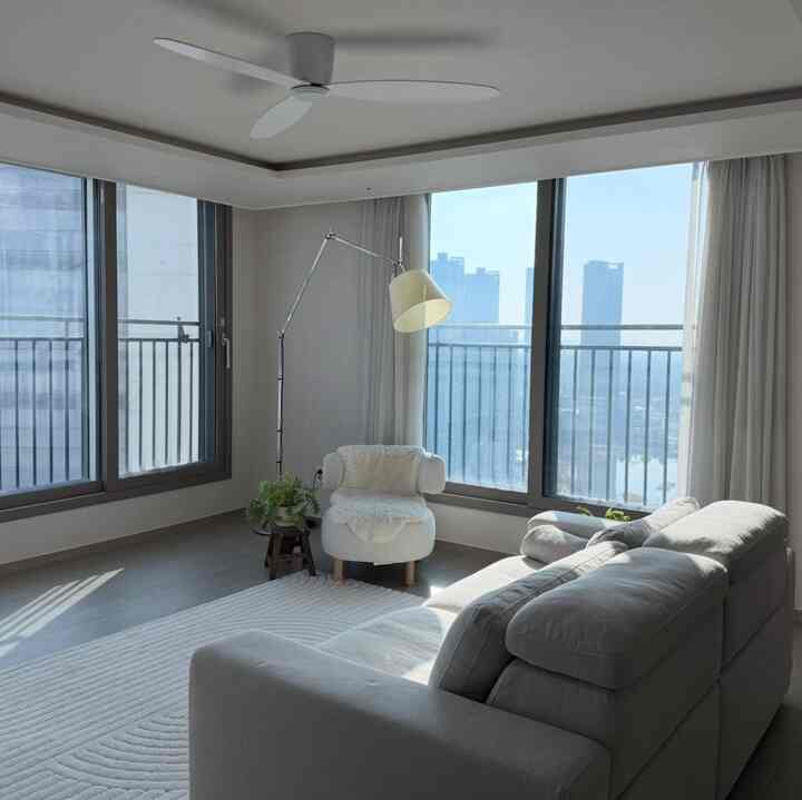 
#趣味は家具配置 

ひたすら湖の眺めだけ見てリクライナーソファの配置を悩んでみると、たまには空間がちょっとカッコよく感じられましたよ。

それで果敢に配置を変え、1人チェアを活用して私だけの小さな「ヒーリングゾーン」を作りました！ 🌿
爽やかなイエローUSMトロリーでポイントをあげると、なかなかカフェ羨ましいホームカフェスペースが完成しました。
ビューと開放感、二匹のウサギを掴んだこの空間が、最近私の最愛スポットです。 ☕️💛

＃今日の私たちの家＃コンスープ記録＃ショパバッチ＃1インショパ＃スペース記録
＃窓ビュー＃湖ビュー＃構造変更＃ショパインテリア＃トロリー活用法 
＃ペットテリア＃植物インテリア＃フォトゾーン＃リクライナーソファ 
#usm #イケアショッパー #イケアチェア #ディアマン 
＃シーリングファンインテリア＃アイボリー＃生花＃家の飾り 