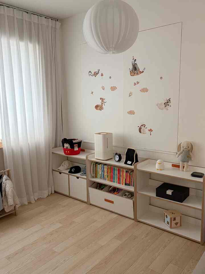 #趣味は家具配置


家を初めて建てた時から悩んだ部分、
いよいよ実行に移りました🖤

子供が生まれた後
私は子供の部屋をどこに作るのか本当に心配していました。
結局私たちの部屋をメイに譲りました。

いざ変えたから
「進めてあげたい」と思いました。

子供部屋の構成も本当に悩んでいました。
ベッドを置くか、マットを広く敷いてあげるか悩んで
私たちは教区の中心で構成しました。

目に見えるところにメイ物を置くから
自分で取り出してみたり
興味のあるものを自分で選ぶ姿がとても良いです。

何よりも親が一緒に遊んでくれる時もずっと楽で、
遊びの流れが自然につながる感じでした。

そして教区長…
本物の考えよりも良いです👍

✔自分で取り出す
✔自分で整理する
✔ドア場できれいに隠す
✔フロントにオープンして見せる

これが終わるから
空間活用度＋子育ての利便性両方とも握った感じですよ

メイの最初の空間、
今ここでもっと時間を過ごすことができると思います🖤


＃赤ちゃん部屋＃子供部屋＃赤ちゃん部屋インテリア＃子供部屋飾り＃赤ちゃん部屋飾り＃子育てスペース＃キッズルーム＃キッズルームインテリア＃原木教区場＃教区長＃教区長＃子育てコミュニケーション＃赤ちゃんの日常＃お母さんの日常