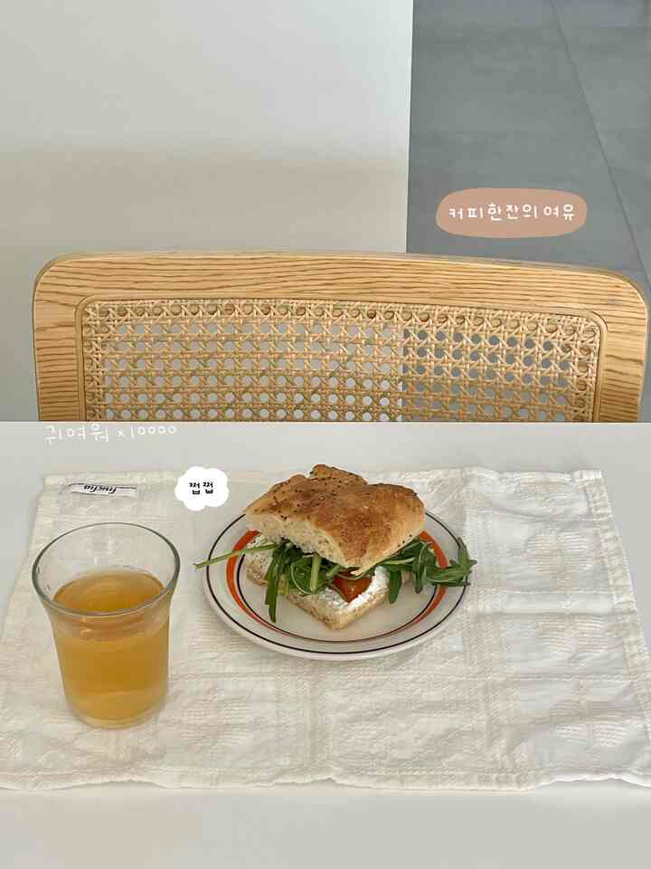 Bread morning 🧺⋆˚🍊˖

今日は朝から勤勉です。
いつも気になっていたサンドイッチを買ってきました！

旬の食材でパンを作るところなのに
春メニューの金柑コンポートサンドイッチラン
冬のメニューであるキムチラグサンドイッチを連れてきました🥪

ハンラボンブラックティーと一緒に食べる
完全蜂蜜の組み合わせそのものでした...🧡

#コンスープ記録集 #현명한소비 #샌드위치 #빵집 #빵모닝 #포카치아 #포카치아샌드위치 #금귤콩포트 #금귤 #주말일상 #주말브런치