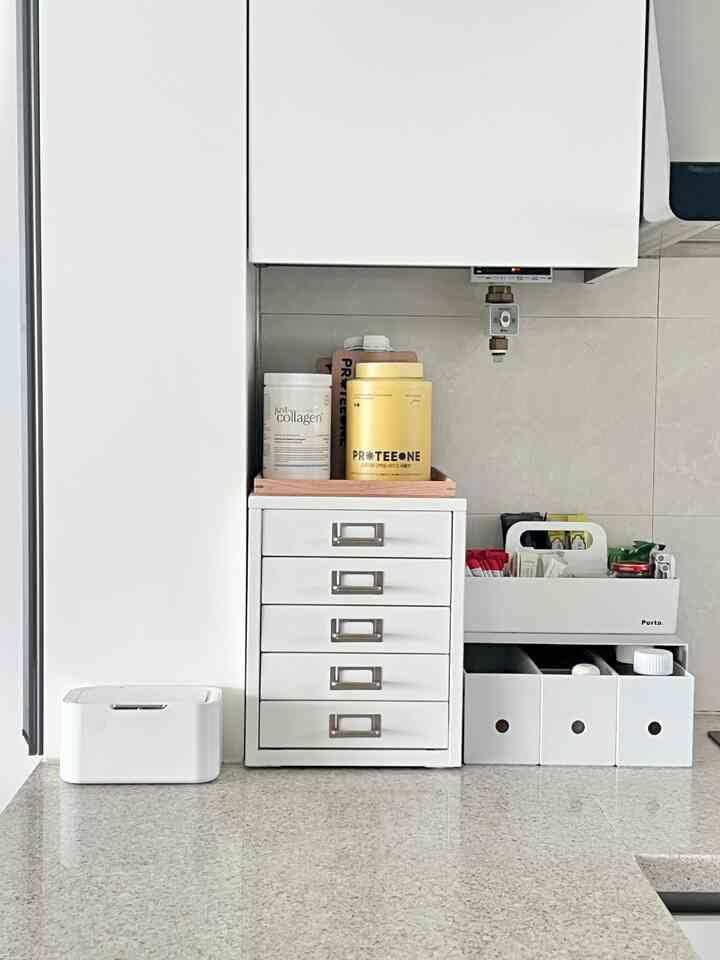 私はもともと[使い捨ての再発見]とても良いです。 
勉強室で使った国民書類箱のようなものをキッチンに持ってきました🗄️ 

➊書類：勉強室→キッチンに大移動 
➋ファイルボックス：大きなファイルボックス内+ 1/2ファイルボックス収納整理
➌ポルタ：鉛筆留め→栄養制限 

———————————————

•勉強室を整理して、また、この書類箱にんじんか悩んで 
キッチンの銅線に不便なのが1つか2つではなくて持ってきたのに…。本当！とても楽です。やはり収納箱には引き出し型が最高のようで、我が家 
毎日ウエスト曲げて取り出した従量制封筒を一番上に置きました！ 

•無印良品ファイルボックス好きな人はこんな感じです。大きなファイルボックス横に横になって+ 1/2ファイルボックス3個ピッタリ入ります！味付け類などを取り出して書くのがまた気になるミニマルホソであるなんとか適当に隠したいのでこんなに整理しておくから、適度に見えながら - 隠す整理だと心が快適だったんですよ ☺️ 腰を曲げたくないので上に出しておきたくてまとめてみた。 

•ポルタの鉛筆留めはあまりにも多目的に活用されるので、 
私たちは最近ビタミンや他の様々なものを食べています。 
目に見えない場合はよく食べません。しっかり持ってきて、家族たちの栄養剤を握って食べてまた上げておいて書く！ 

———————————————

頭が複雑で精神が一つもない時は空にして整理をします。目の前に見えるものの余白が少しずつ見えると心が楽になりました！今日はキッチンを、銅線に合わせて再整備したら心に余裕ができました。
しばらくのように使ってみようか！とても気に入った財政でした👏


＃コンスープ記録集＃ウォーターティッシュケース