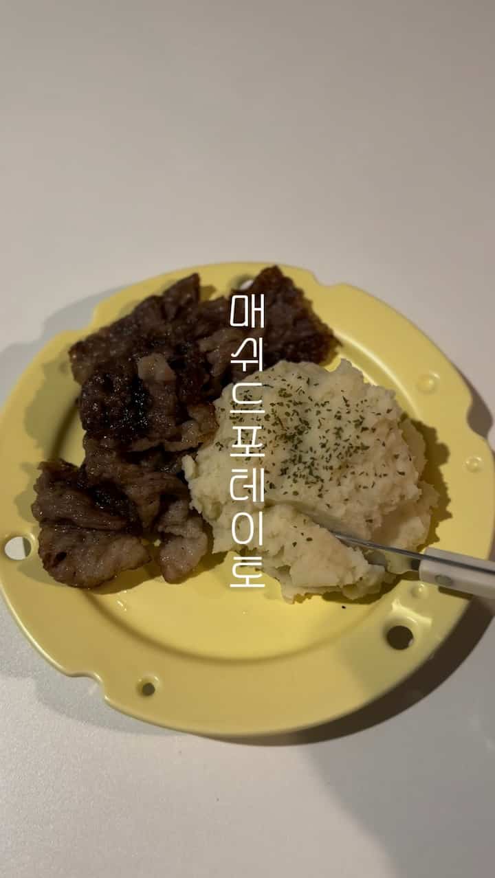 #マッシュドポテト🥔🥔🥓

ジャガイモが好き 
家にいつもある材料😊

私は豆乳を使ってもっと訴えます。
茶石が少し焼いて
一緒に食べるのでとても美味しかったです。🤍

👉じゃがいも1/4等分してくれる
👉鍋に塩2tを入れて煮る
👉沸騰し始めたら中火に変えて10分～15分煮る
👉水を捨てて鍋に水のない状態でジャガイモを入れて軽く暖める
👉牛乳100ml、バター1本電子レンジ入れて回す
👉火を消してバターミルク1/2粉砕しながら混ぜる。
👉混ぜて残りの牛乳を入れ、砂糖2t、コショウ、塩1tを入れて薬火で混ぜる

📌素材
ジャガイモ3個
牛乳100ml（豆乳）
塩3t
コショウ少し
バター1個
砂糖2t
パセリ粉

＃マッシュドポテト＃ジャガイモ料理＃簡単料理＃料理レシピ
#potato #mashedpotatoes #cooking #recipe 
#トライアングル