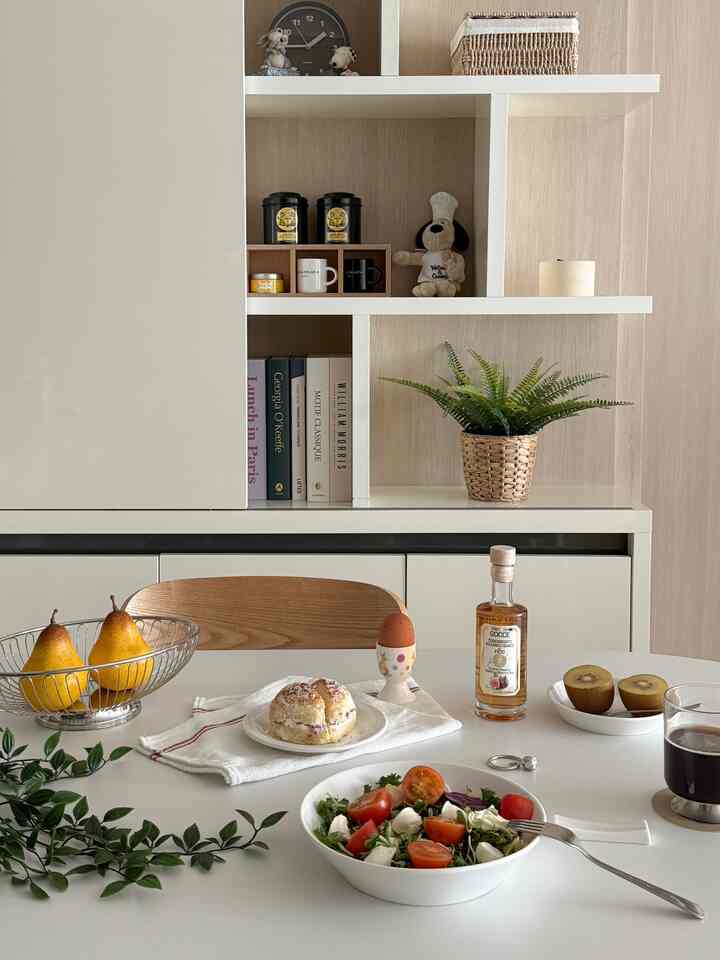 プレーティング初心者にはやはり白い皿が最高だと思います。
どんな食べ物を入れてもすっきり見える魔法..✨

他の器とマッチするのにも良く、流行に乗らず長く使えるというのが大きなメリットでもあります。

いつかはプレーティング固守になってブラックプレートにも挑戦してみることができますよね？☺️

＃コンスープ記録集＃賢明な消費＃テーブルマット＃グロメット＃グロメット人形＃ザラホーム＃ザラホームおすすめ 