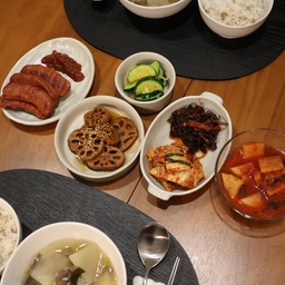 따수워지는 요즘
산책겸 시장에서 장봐와서
맛있는 식사 한 상 차리기 ☺️🫶🏻
#콘수프기록집 #홈스토랑 #집밥 #테이블매트 #2인식기세트 #2인식기 #신혼집 #신혼혼수 #신혼식기 #신혼식기추천 #일본식기 #주방템 #주방살림 #살림템 