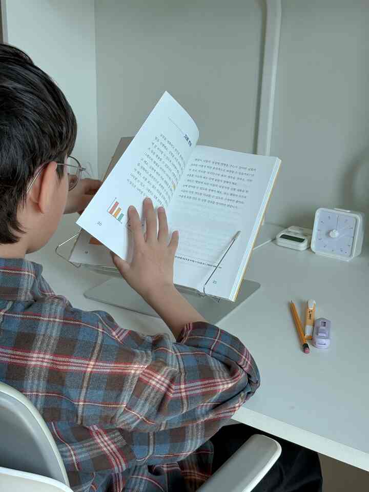 ＃コンスープ記録集＃今日の私たちの家
私が一番好きな時間ですね。私たちの子供が勉強する時間！ 
完全理科型の頭に生まれた私たち第一、真に座って読んでいるのを楽しむ方ではありませんが、また読んでもらうと黙々とよく読む子です。
読書に役立つノルイット読書台を活用して読書する姿勢も矯正し、本を手に持っていなくてもいいとても良いアイテムなのでおすすめですよ◡̈￼


＃読書隊＃子供部屋のインテリア＃子供部屋＃小学生部屋＃小学生机＃机のおすすめ＃机の飾り 