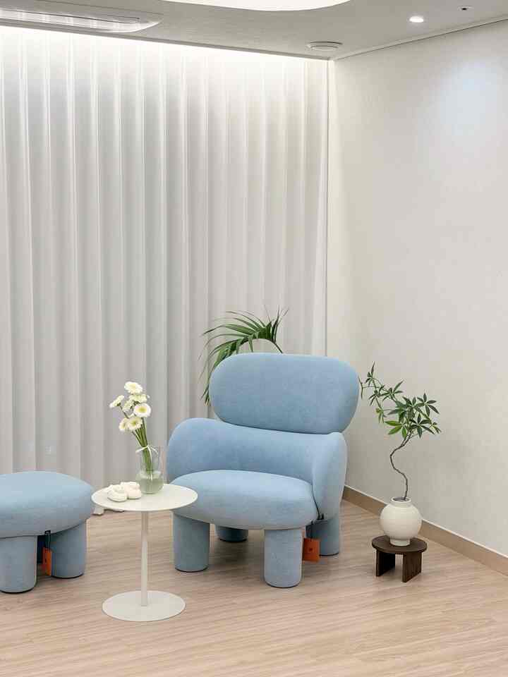 Trying out different furniture arrangements 🛋️

#VirtualHousewarming #인테리어소품 #거실꾸미기 #미니멀라이프 #신혼집인테리어 #감성인테리어 #홈스타일링 #오하우스 #거실소파 #알로소 #알로소소파