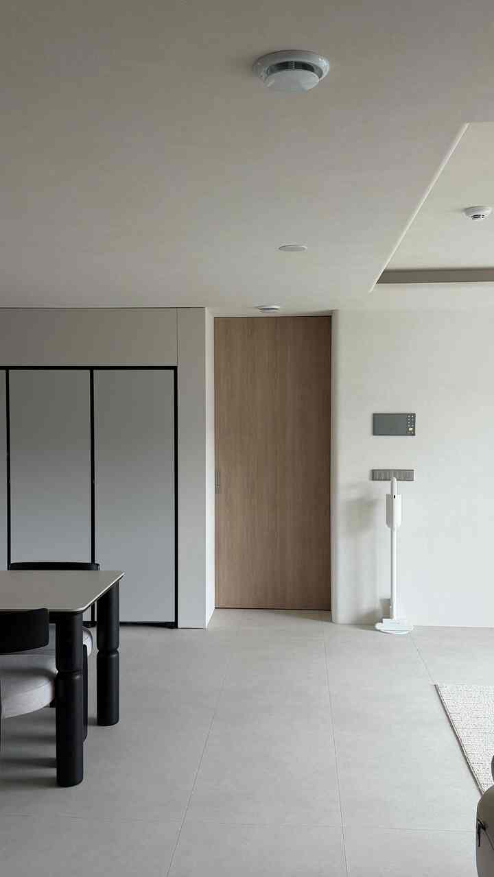 #大清ソイル 

今掃除するとき、これがなければなりません。
出産して手首がぶら下がっている私は 
今、重い掃除機になると手首が痛すぎます。


しかし、モーオンオビキュラワイヤレス掃除機
とても軽いです。
デザインがまでとても綺麗で出して置いてよく書きたいです。

 
気軽に持ち運びできて
掃除時間がはるかに楽になりました。

きれいなのに実用的になるまで。

＃大掃除＃清掃テムおすすめ＃無線掃除機＃家の装飾＃ミニマルライフ＃サリムテム＃育児テム＃清掃ルーチン＃家庭整理＃新婚ハウスインテリア＃インテリアアクセサリー＃リビングテム＃今日の家＃ハウススターグラム
