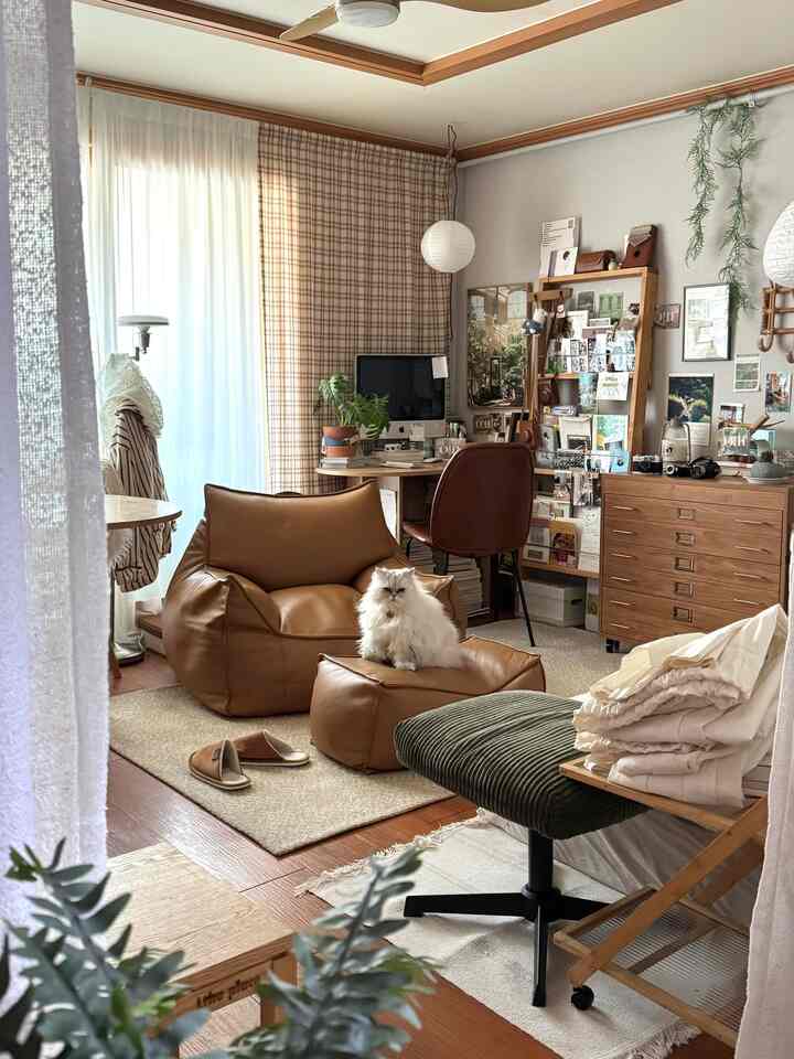 要塞は利便性を最優先にするほうだから、
必要 動線によって移動が便利な家具を備え、簡単に方向だけを変えて配置することを好んでいる 
多くの場合、ヤニのお気に入りの家具は目に見えるように配置するのも好むでしょう😸

＃趣味は家具配置＃ウッドシェルフ＃ウッドスタイリング＃プリティテム最高屋＃チェックカーテン＃ビンテージカーテン