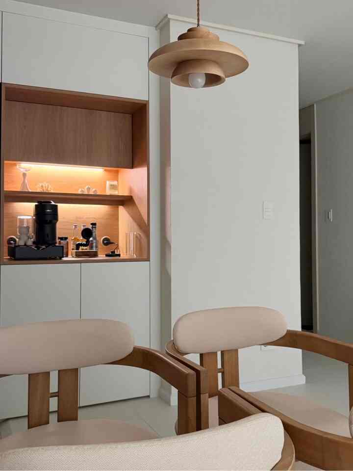 #우드톤 #우드톤인테리어 #식탁의자 #식탁조명 #홈바 #홈카페 #다이닝룸 #콘수프기록 #예쁜템최고야

Kursi makan yang saya pesan sebelum pindah

akhirnya tiba 🥰

Bagi Anda yang sedang mengerjakan interior bernuansa kayu

pasti bisa merasakan kebahagiaan ini

ketika warna kayu furnitur yang dibeli dari merek berbeda

cocok sempurna, kan? 👍🏻

Nantikan dapur kami,

yang akhirnya akan lengkap setelah meja makan tiba 🤍