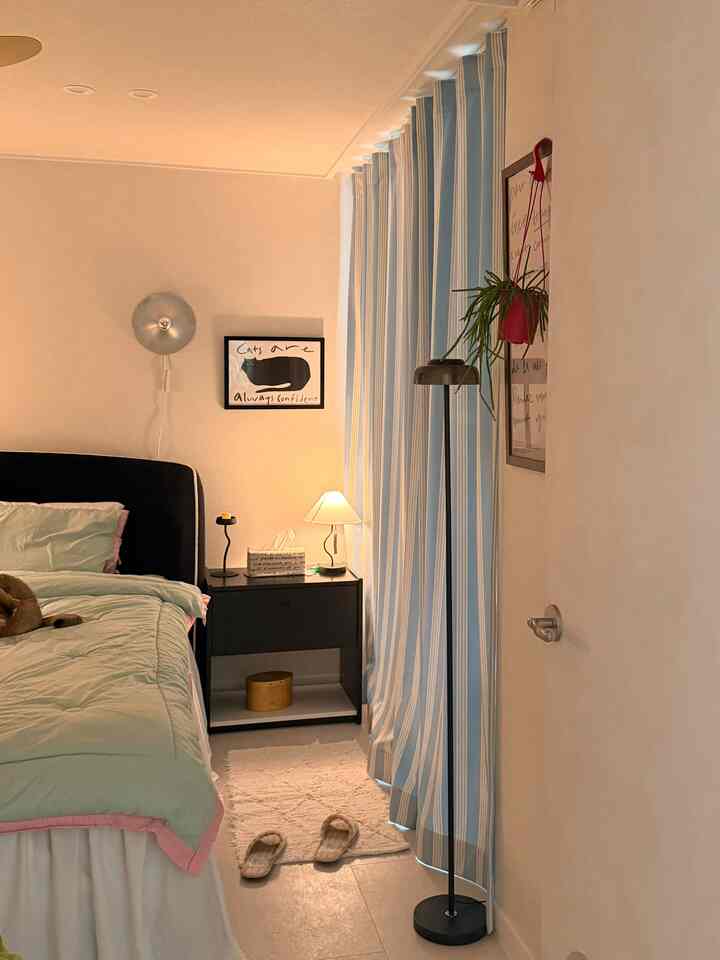 ＃インテリアノウハウ＃コンスープ記録集

新しいカーテンで寝室スペースが明るくなりました。 :)

ドロップドロップドロップのベルベットカーテンですが、色もとてもきれいで、ほのかに光が通るカーテンなので、あまりにも暗くなくてよかったですよね。➿🩵

眠っている夫がとても好きです。😌


＃寝室＃寝室のインテリア＃寝室のスタイリング＃ドロップドロップドロップ＃カーテン＃暗幕カーテン＃ブレロ＃照明＃資生堂＃ベッドコミュニケーション＃ブラックテーブルインテリア＃フレーム＃グランラ＃シーリングファン＃ベッドフレーム＃スリッパ＃ラグ 

