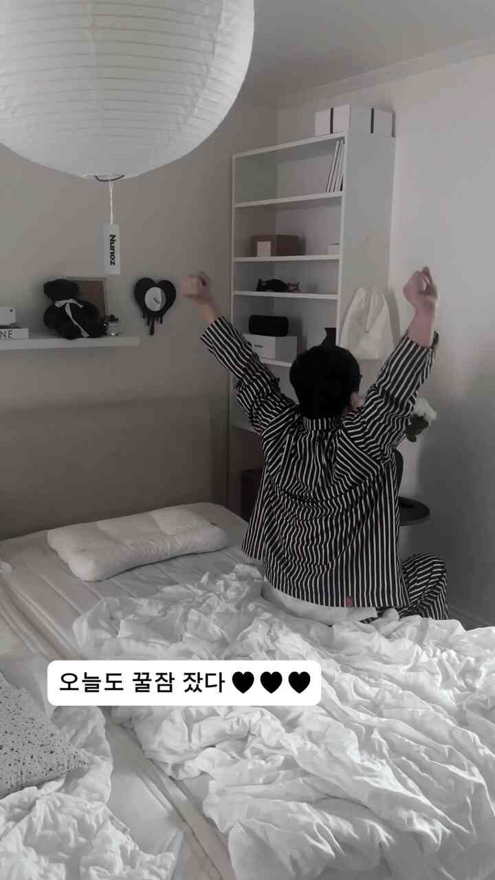 ＃コンスープ記録集

蜂蜜眠る方法？ ＃睡眠共感＃ミルク枕🤍

低い枕を使って横に横になって寝る私と高い枕を使う夫の両方が睡眠後の首と肩の痛みで体がパクグン不快感があったがミルク枕のおかげでしっかりとした蜂蜜とそのため起きている時間の中で体のコンディションが180度変わるということ

低方向、高方向ともに使用可能な特許を受けた5分割構造で、どんな睡眠姿勢にも首と頭を自然に支えて横に横たわっても耳が押さないように設計されており、不便なく快適に眠ることができます。

枕のクッション感がしっかりしたり、しっかり切れば首と肩に塀がくるような不快感がありますが、牛乳枕はしっかりしながらもふんわりとした感じで快適な睡眠をとることができてとても良かったです。

また、ドイツ・ランセス社のグローバル技術力であるシルバドール抗菌加工により99.9％の抗菌作用を処理し、毎日きれいに睡眠をとることができ、欧州環境にやさしい認証オコテックス100認証はもちろん、国内FITI繊維製品生地TESTまで完了して家族全員安心して使用できるという点。

蜂蜜の眠りが必要な場合は、睡眠共感をぜひ見てください🤍


＃寝室インテリア＃寝室スタイリング＃寝室飾り＃ホワイトインテリア＃ブラック＆ホワイトインテリア＃モノトーンインテリア＃無彩色インテリア＃ウォールシェルフインテリア＃ベッドルーム家具＃ベッドルーム小道具＃ベッドフレーム＃パジャマおすすめ＃サイドテーブル＃調和インテリア