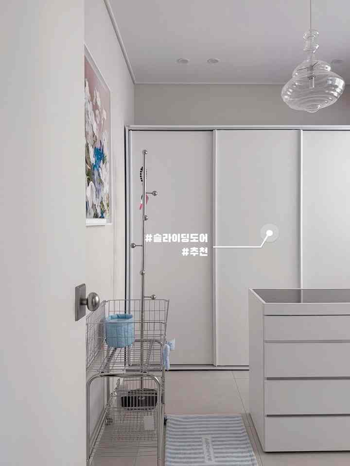 #スライディングドア #スライディングシート 

スライドドアの利点3つ

1. 省スペース
ドアを前方に開けず左右に押すので
ベッドや家具の近くに置いても干渉しません。 
狭い部屋で特にガラス🤍

2. 銅線が楽
ドアの熱空間を別に確保する必要がないので
子供のいる家や小さな部屋で使いやすい

3. きれいなミニマリストデザイン
突出する部分なしで平らな線です。
家がより整えて広く見える効果


#ドレスルームインテリア #ドレスルームハンガー #ドレスルームまとめ 
＃ワードローブ＃ワードローブおすすめ＃クローゼットインテリア
＃閉じる収納箱＃クローズアップ＃クローズアップワードローブ＃ワードローブの整理
#洗濯バスケット #洗濯バスケット #洗濯 #ドレスルーム収納 