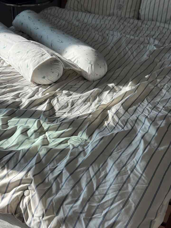 日当たりの良い今日𓍯
春を迎え寝具を交換した。 

＃家の装飾＃今日の家＃ベッドルームのインテリア 