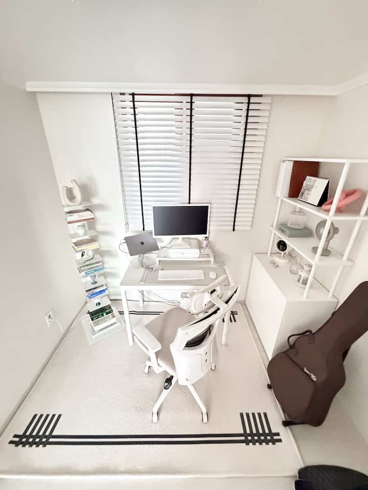 Black & White Study Items 🤍🖤🖥️

In my study, where the blinds were the focal point, I searched and searched for a rug that fit perfectly, and finally laid it down.

The black and white home office is complete!

It looks neat and serves as a focal point, making me want to sit on it all the time 😆

#HomeOffice #블랙앤화이트인테리어 #블랙앤화이트 #데스크테리어 #데스크셋업 #데스크테리어족 #두닷 #서재책장 #서재책상추천 #전세집꾸미기