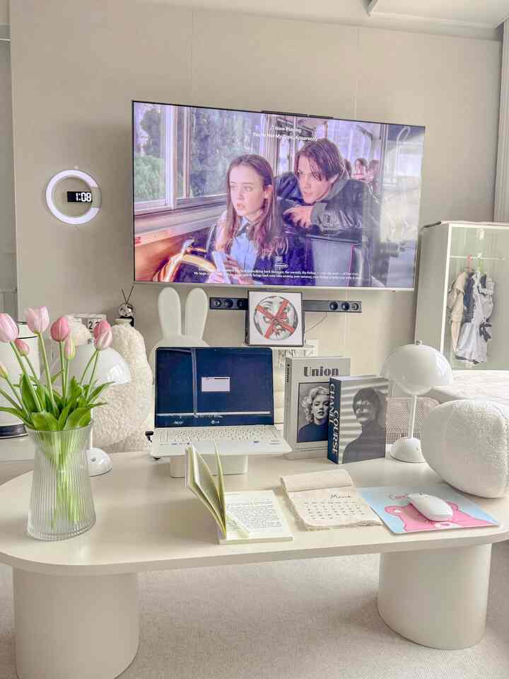 掃除まで終わり  
もう少し座って働いてみました。

ノートパソコンが突然止まってしまった今日💻

一日のルーチンは一度にねじれます。  
まさに私まで一緒に止まった気分…

細かいほうが好きではありません。  
空気清浄機だけが戻っています。

こんなときにぜひ  
何もできない日のように感じます。

精神なく送られた3月なのに  
ふとカレンダーを見るから  
数字がほぼすべて満たされていました。

別にしたことがないと思っても  
一日一日は確かに積み上げられていたようです。

少しは心が落ちる一日でした。

こんな日…   #오늘의집  #하루기록   #이런날있죠   #화이트인테리어      