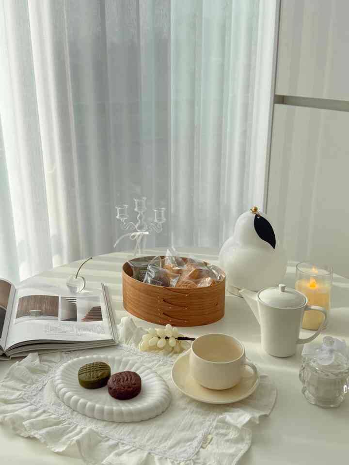 ガレットブルートンクッキーと一杯のグラス🫖
色々な味のクッキーがあって抹茶味、チョコオレンジ味を先に食べてみたけど
どちらもとても美味しくて今日のホームカフェも成功☺️
ゲンツベーカリーガレットブルートンセットですが、私の好きなバンヨンダンシェーカーボックスに入れておくともっときれいだと思います🤍


＃かわいいテム最高屋＃コンスープ記録集＃ホームカフェ＃デザート＃コミュニケーション 