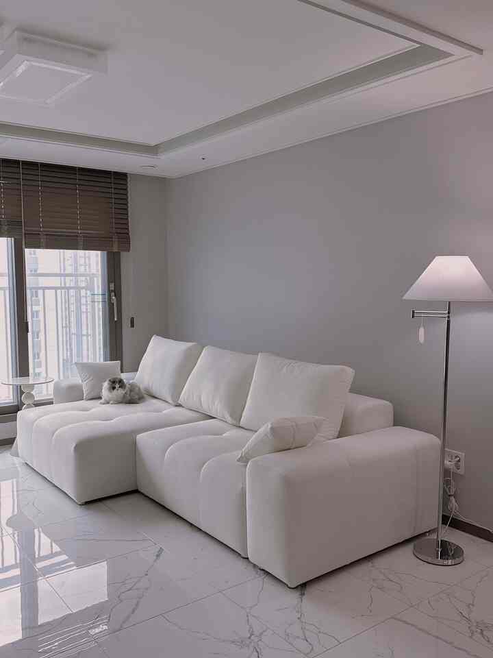 いよいよ自慢してみる新しいソファ！今回はグレーではなくホワイトに合わせてみましたよ🤍 照明も新たに連れて来たら雰囲気がまた違いますよね？壁に抽象化をかけたいのに気に入らないのを見つけてまだ悩みだけ9999回目😂  #예쁜템최고야 #거실인테리어 #거실스타일링 #소파추천 #조명인테리어 #조명추천 #스마트전구 #화이트인테리어  