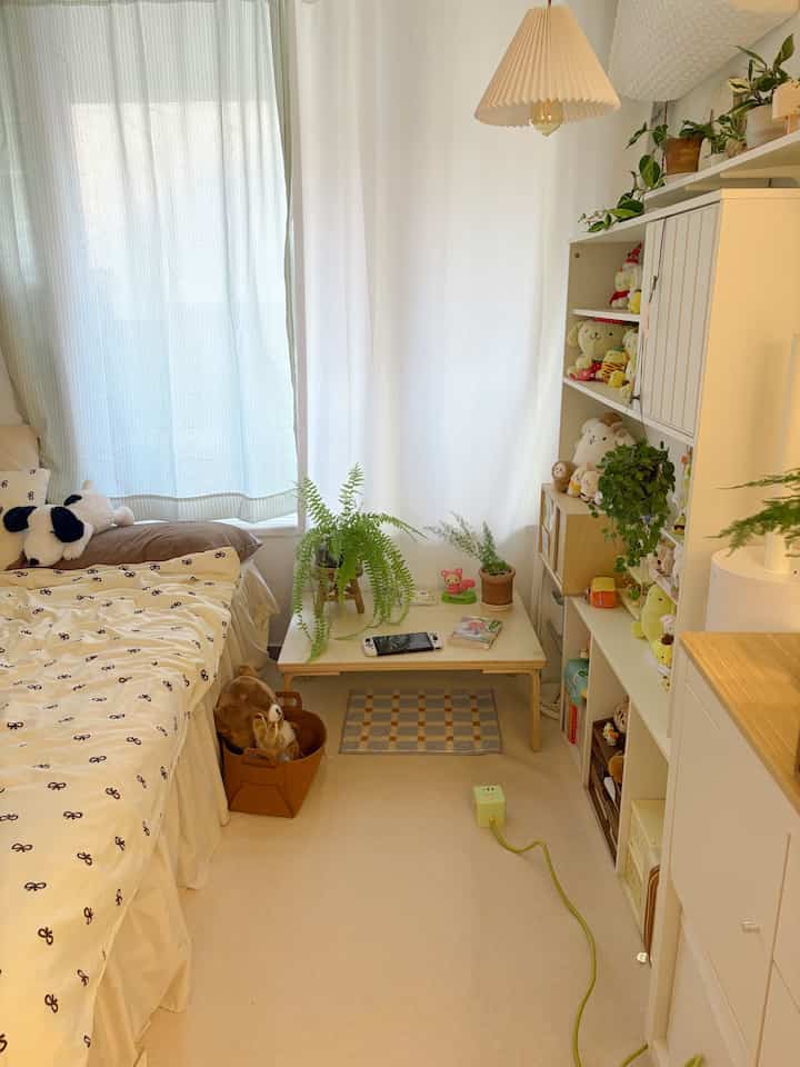 ＃五感レビュープログラムを通じて製品を提供され、直接使用してスタイリングした後期です。

今回、Saytoucheで新しく発売した「キューブマルチプラグ」パステルグリーンカラーを直接使ってみました！ 🔌💚

普段の爽やかなペット植物と黄色系列、暖かいベージュトン中心に居心地よく飾っていたお部屋のインテリアに、本当にすごく似合うきれいなパステルカラーのデザインですよ( ᴖ⩊ᴖ )

普通のマルチタップは大きくて薄暗くて机の下や家具の後ろに隠すのに忙しいでしょうか？ところがこの製品はデザインと色味にすごく気になったのがティーが出ました。 

ぬるぬる一般マルチタップと違ってテーブルの上や協卓どこでも堂々と取り出しておいても空間に華やかなポイントになってくれる「インテリアオブジェ」の役割をしっかりしています✨

片手にすっぽり入るこじんまりとしたキューブサイズなので、机の上やベッドの横の狭い隙間に置くのにも負担がありません！特に電線接続線がとても厚くてちゃんちゃんで断線心配なく丈夫で、火災危険など安全面でも心がすっきり置かれます💪

しかも寛大な3口コンセントに、最近必須のUSB Cタイプの高容量ポートまで充分に含まれており、様々なスマート機器を一度に接続して高速充電するのがとても楽ですよ😆👍🏻

私のように家でニンテンドースイッチでヒーリングゲームもして🎮コンピュータで作業やゲームを楽しんで🖥️歌も聴くなど🎧家電機器を積極的に活用する趣味生活が多い方に強力おすすめです！ 
汚れたアダプターなしで線の整理がきれいに解決されます✨

実用性は基本で感性まで完璧に捉えたセイトゥーシェ・マルチタップで皆さんもきれいでスッキリとしたデスクテリアを完成してみてください😆🗯️

＃パステルマルチタブ＃インテリアマルチタブ＃デスクテリア＃デスクを飾る＃スペースポイント＃デスク 
＃デスクインテリア＃デスククリーン＃家電おすすめ＃マルチタップおすすめ 