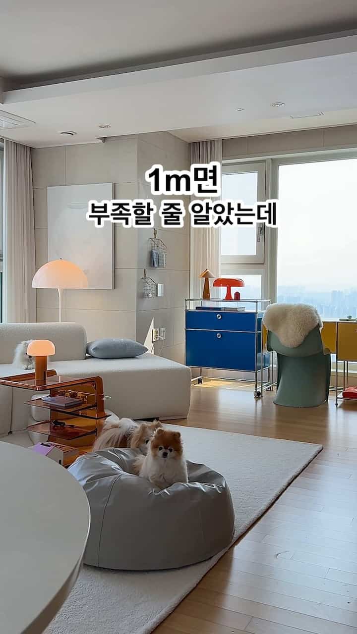 優しいイエローとブルーが調和するリビングのホームオフィス空間、グレーのビーンバッグに小型犬がいる雰囲気あるインテリア