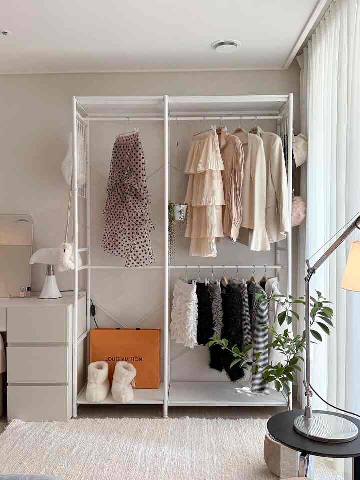  4  #드레스룸 #드레스룸정리 #드레스룸행거 #옷걸이행거 #드레스룸수납 #드레스룸인테리어 #30평대인테리어 #84타입 {10# #침실꾸미기 #고양이가있는집 #자취방인테리어 #자취방꾸미기 #작은방꾸미기 #조명인테리어 #테이블조명 #화이트인테리어 #침실인테리어    #모듈행거 