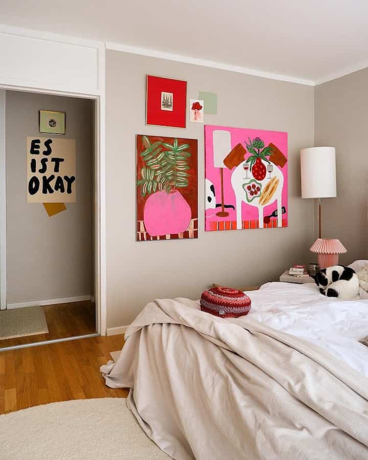 Kamar tidur yang ditata dengan nuansa poster merah muda lembut—bersih, nyaman, dan modern tanpa usaha. Cara sederhana untuk menambahkan kehangatan dan kepribadian tanpa berlebihan.

#BedroomInspo #PinkAesthetic #CozyRoom #ModernBedroom #MinimalStyle #RoomDecor #HomeInspo #SoftVibes #InteriorStyle #AestheticRoom
kredit: @purbeck.stone