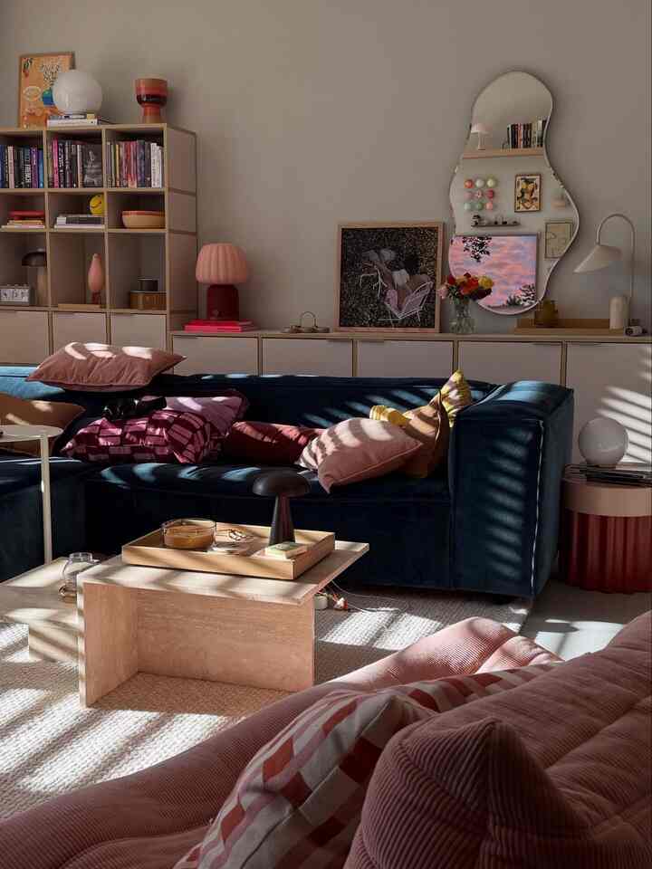 Cahaya lembut, warna-warna berani, dan ruang yang benar-benar terasa seperti diriku 🌿 Memadukan tekstur, menumpuk cerita, dan membiarkan detail-detail kecil bersinar ✨

Kredit: @huisjekwartshove

#GenZHome #AestheticLiving #ColorfulInterior #MoodyLighting
#CozyVibesOnly #LivingRoomInspo #HomeStyling #ModernVintage
#SoftAesthetic #InteriorMood