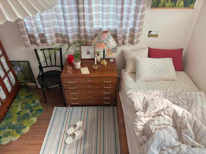 支流箱とストライプラグでミッドセンチュリーモダン感情的なスプーン🤎

今回支流艦を運びながら..寝室はリビングとは違ってアンティークな感じを少し抜いて軽くミッドセンチュリー感性を混ぜて飾ってみました

そう思う理由⬇️
1.それなりのポイントカラーあり（ブラックチェア、レッドなど）
2.曲線より直線家具比率が多くてあまりアンティークしない
3.ドット枕カバー、.ストライプラグが何か最近感じる(??)
笑

久しぶりに家具の配置を変更するので面白いです。
ちょっと哀れなミッドセンチュリーでした🥹


＃コンスープ記録集＃自家製インテリア＃トーンチェア＃ミッドセンチュリーモダン＃ビンテージ小道具