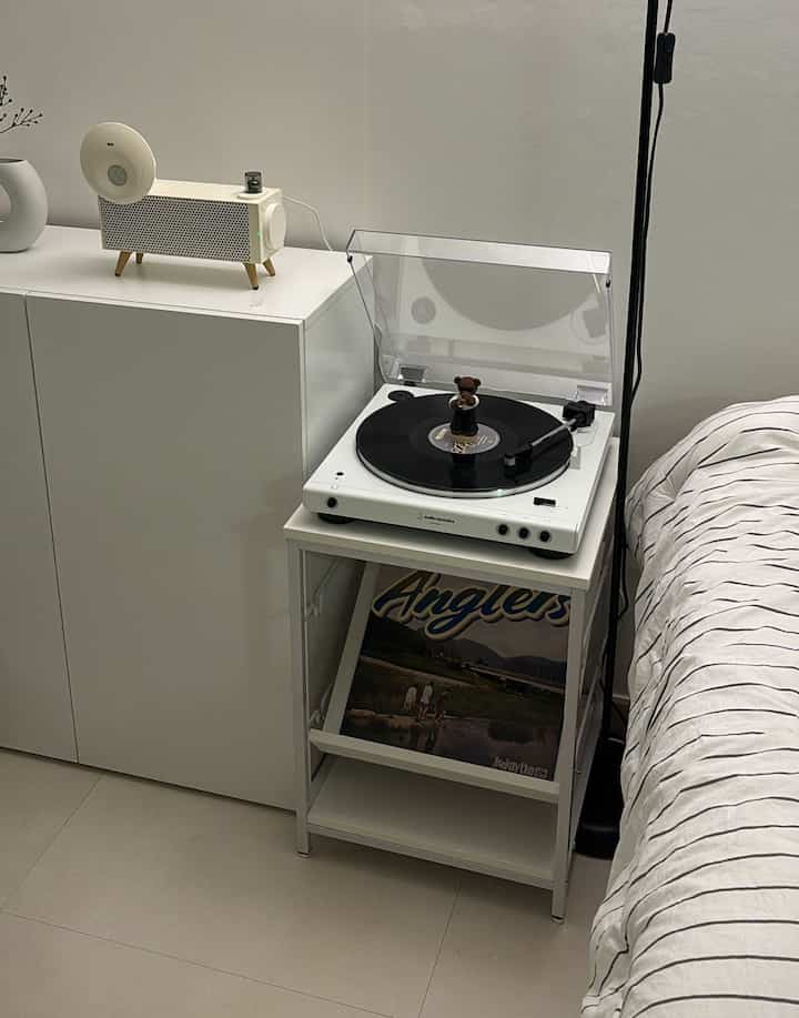 Lpはあきらめないので何とか作り出した小さなスペースㅎㅎ 
#lp #lp플레이어 #lp턴테이블 #lp인테리어 #턴테이블 #턴테이블선반 #턴테이블인테리어 #블루투스스피커 #수납장 