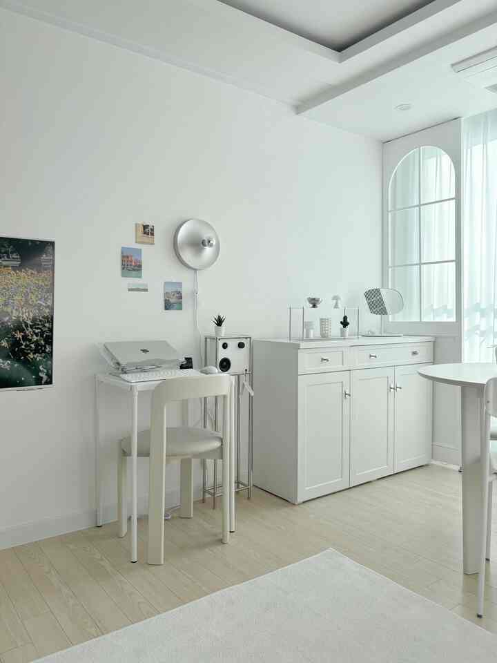 ➰リリンホーム
最近私が最も愛情のあるスペースはまさにこちらのスポットです。
途方もないインテリアではありませんが、
私が好きなもので一つずつ満たしていくと
自然に滞在する時間が長くなりました！

ホワイトトーンで統一された家具と小道具のおかげで
スペースが広く見え、
日差しが入ってくる時はもっと華やかになります🫶🏻
小さなテーブルの上に座ってラップトップを広げると
作業ももっと集中がよくなりますよ！

特に壁に貼られた写真と少しオブジェ
この空間をもっと「私らしく」作ってくれるポイントです！
私だけの愛情満載の癒しスポットですよ😍

あなたのお気に入りのスペースはどこですか？

＃コンスープ記録集＃今日の私たちの家6 ＃1インデスクテリア＃ノートブックゾーン＃コンピュータゾーン＃フォトゾーン＃ワークスペース