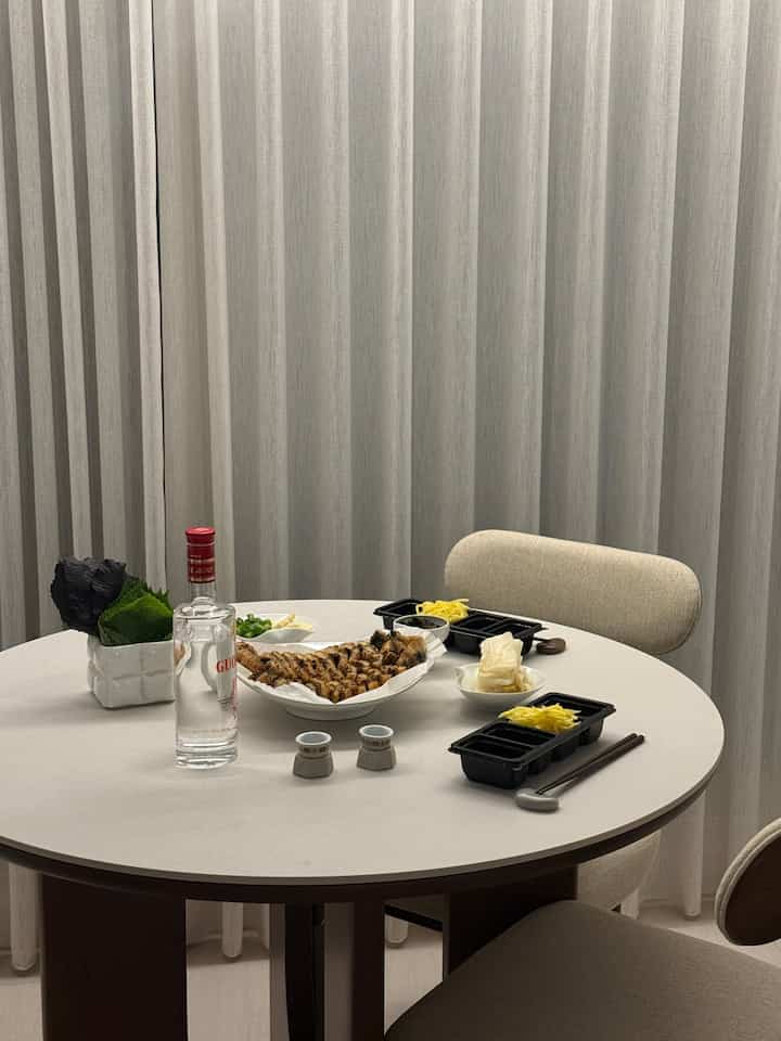 完璧なおつまみに飲み込むことはできません😖
私たちのカップルは高級株がとても好きです。
上海で買った国交1573を久しぶりに取り出しました。
通知ウナギの店で梱包
エアフライヤーで10分回すと油っぽくなり、淡白にとても美味しかったですよ！  #장어구이 #고량주 #다이닝테이블