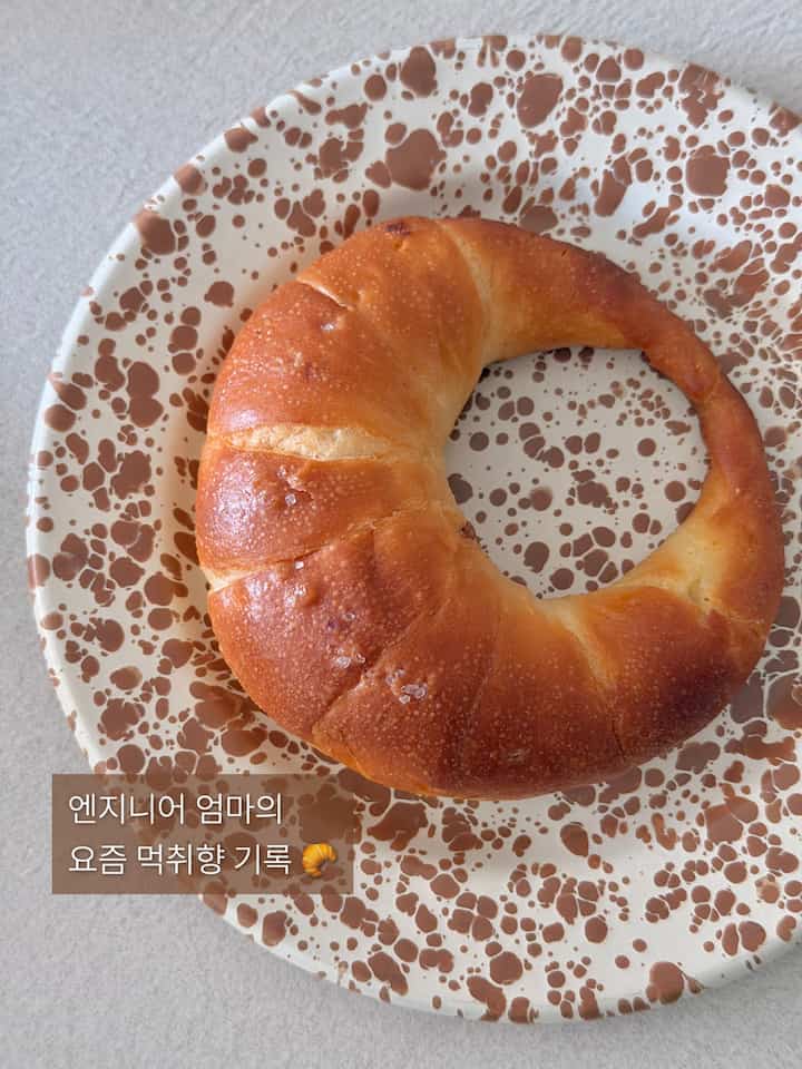 #콘수프기록집 #오늘의우리집 #오홈스토랑

オーホームストアが懐かしいパンスンです… ㅎㅎㅎ

育てて働いてみると 
甘いパーティーチャージは必須です。 
（以前はパンを一週間切って憂鬱になった 
あとはあきらめたよｗｗ）

先週私の誕生日に食べたハンスイチゴケーキから🍓 
結が生きていつも感嘆するベトン塩パン、 
そしてしばらく前に、最初はバター餅を食べました。 
「お母さんこれはとても甘くておいしい！」やる 
その言葉を聞くやいなや、走って行ってきました🥰 

今朝、夫が手に入れたメニューから  #한스케이크 #버터떡 #크로아상샌드위치 #플레이팅 #플레이팅접시 #크로우캐년