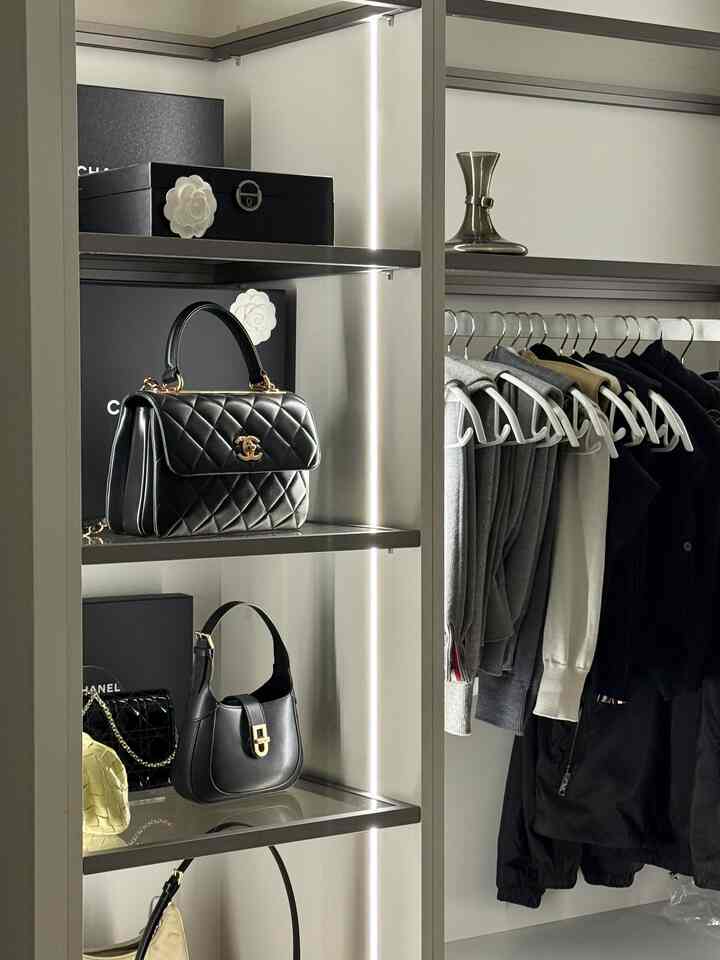 #요즘신혼인테리어 #드레스룸
服が好きな私たちのカップルはリモデリングをしながら部屋の一つをドレスルームに飾りました。オープンワードローブとアクセサリーを置くことができるアイルランド艦を製作して大好きな服を保管できるようにしました！ 

長いロマンを実現した空間なので、見ただけでもお腹が空いた空間です。  #리모델링 #올리모델링 #제작거울 #제작선반 #옷방 #옷걸이 #옷정리 #옷장정리 