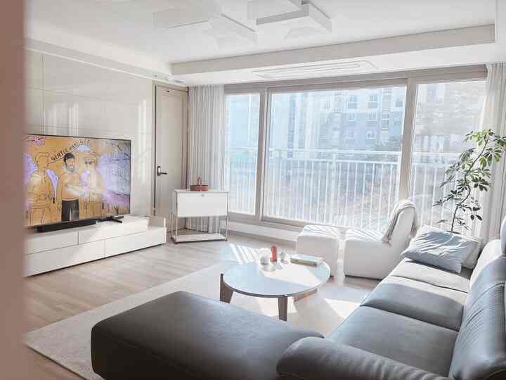 ＃コンスープ記録集＃今日の私たちの家 

リビングで日差しがきれいに入る瞬間、家の中の雰囲気がさらに暖かくなりました。
特別なことはないのに、大丈夫気分が良くなるそんな瞬間ですよ:) 

＃居間#ホワイトインテリア #ホームスタイリング