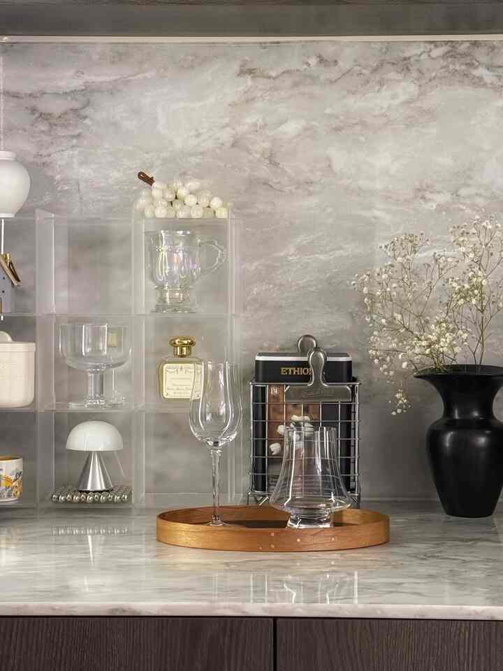 #콘수프기록집 #예쁜템최고야 
愛情のこもったホームカフェスペース☕️に好きなインテリア小物たちモアモア₊⊹.ف⟡.~　 #홈카페인테리어 #홈스타일링 #홈데코 #소품 #컵선반 #선반인테리어 #선반 #유리컵 #화병 
