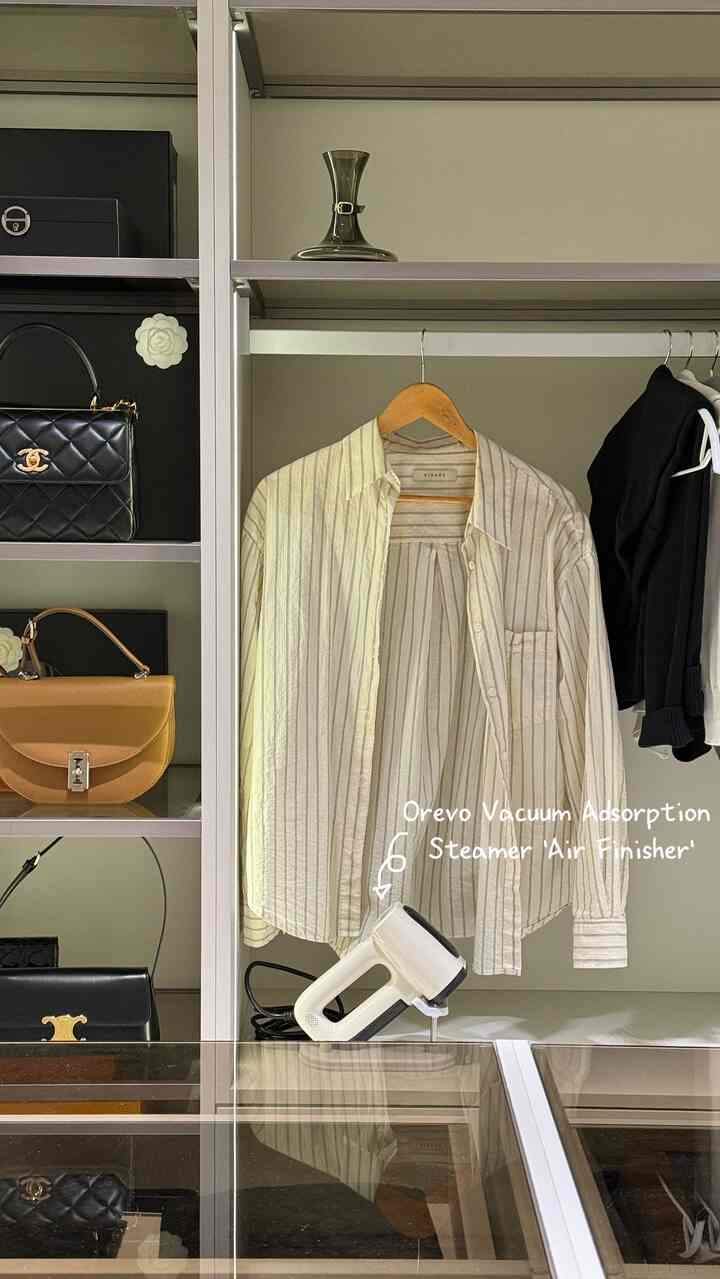 ＃コンスープ記録集＃モーニングルーチン 
👔-♡
私の外出前に必須ルーチンとなったオレボエアフィニッシャ！ 🫧
アイロンをかけたときに服がしぶきにならないように着付けてくれる真空モードは本当に新世界..! 🌬️軽いハンディ型スチームアイロン手首無理なくしゃっくりこすったら終わりです
しわだけすっきり伸ばしてくれるから毎日新しい服着る気分～☁️ すっきりとしたホワイトトーンだからインテリアも傷つけなくてもっといいです。きれいなのにパフォーマンスまで好きで家のどこに置いても感性いっぱい、、

面倒なアイロンを出す必要なく忙しい朝にも1分なら服装が生きるからスチームアイロン遊牧民なら今オレボで定着してください🪄

＃オレボ＃スチームアイロン＃スチームアイロン推奨＃アイロン＃アイロン推奨＃ドレスルーム＃ドレスルームインテリア＃ドレスルームハンガー＃ハンガー＃ワードローブ 