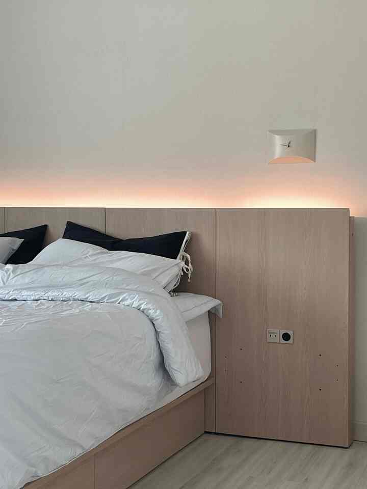 寝室に新しいフレームとマットレスが入った。 
当日ASで仕上げられると思いました。 
また部品抜けだから引き出しは次に..  #침실스타일링 #우드 #우드인테리어 #침실꾸미기 #침구인테리어 #벽시계 #피아바 #우드스타일링 #침실가구 #홈데코 