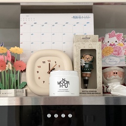 주방쪽에 음식 냄새 잡기 최고인 #모노아워
#고체탈취제 라서 안전하고 향도 너무 맘에 든다.
#주방인테리어 #주방 #주방꾸미기 #시계 #고체향수 #주방냄새 #17평인테리어 #신혼집 #신혼집인테리어 #신혼집꾸미기 #신혼부부 #강아지와함께사는집 #육아템 