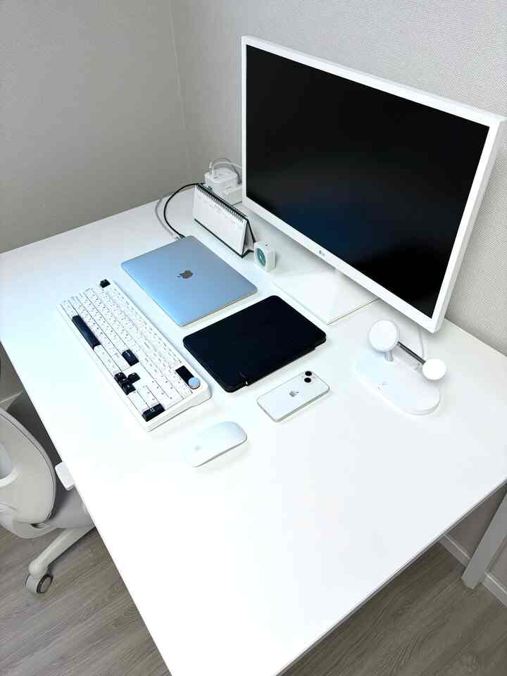 ホワイト #デスクテリア 

#デスクテリア族 #コンスープ記録集 #今日の私たちの家 #日常 #出勤前 #アップル #ホワイトテーブル #シンプルインテリア #すっきりデスク 