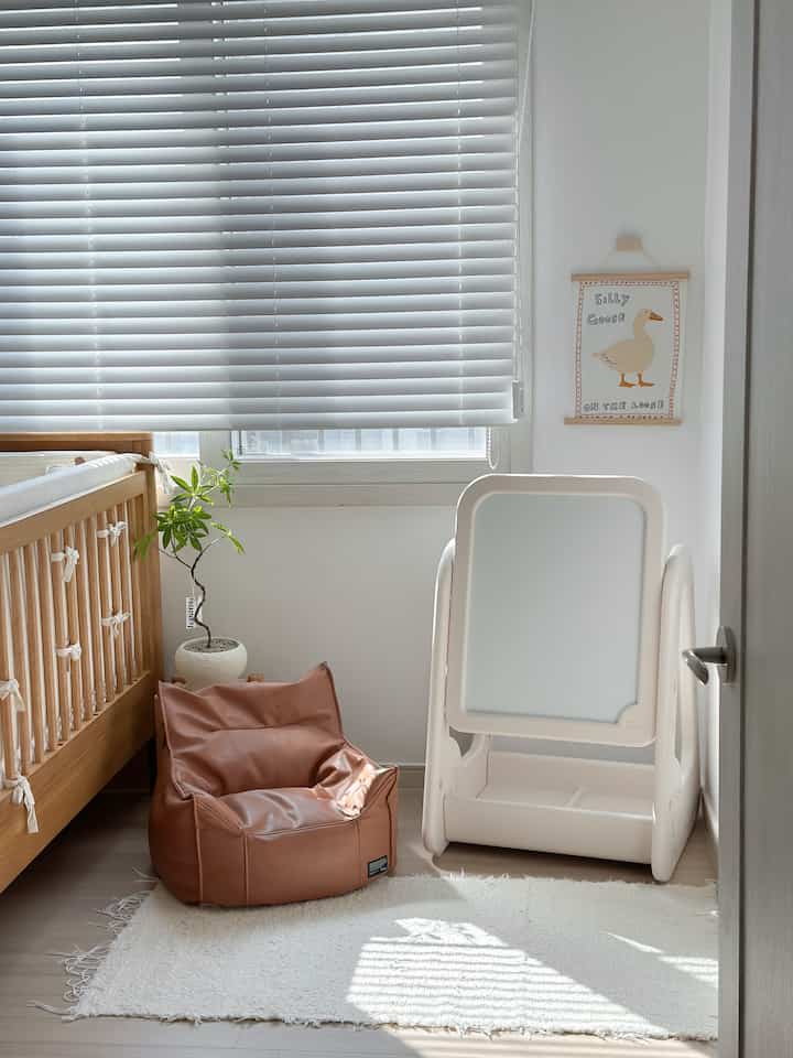 私を最もよく見せる空間の一つ
私たちのベビールーム

お部屋、リビングも好きな空間の一つですが
赤ちゃんの部屋も私が最も気にしています
惜しむ空間の一つです！

毎日異なる方法でマグネットボードを置くこともあります。
滑り台を配置します。
また配置が疲れたときに  #아기방인테리어 #집인테리어 #오늘의집 #FTC22기 #인테리어 #아방꾸 #아기방소품