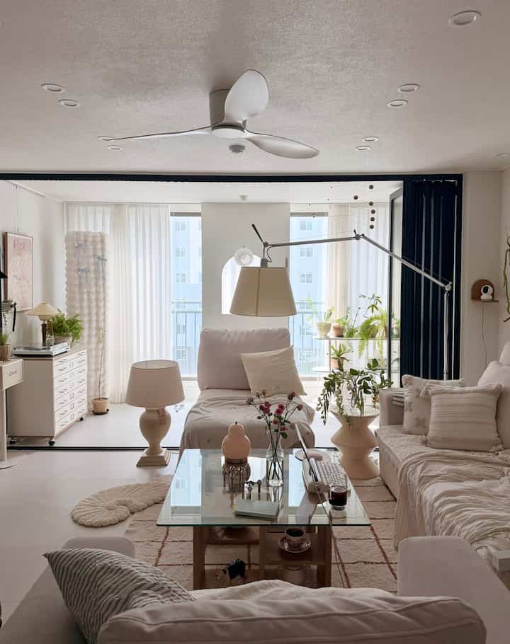 #最近新婚インテリア

向かい合うソファ配置で居心地よく飾られたリビングルーム➿🤍

夫と向かい合って座って会話もして美味しいデザートを食べながら時間を過ごす空間です。 :)

居心地の良い配置のおかげで、カフェに来た気分も持ってとても良いです。☕️

＃リビングルーム＃リビングルームインテリア＃コージーインテリア＃ラグ＃ソファテーブル＃モジュールソファ＃照明＃アルテミデ＃シーリングファン＃壁＃パーティション＃スツール＃カーテン＃エアコンカバー＃クッションカバー＃収納＃モバイル＃ブルートゥーススピーカー＃30フラットインテリア＃サンカバー＃フレーム＃植物＃プランテリア 