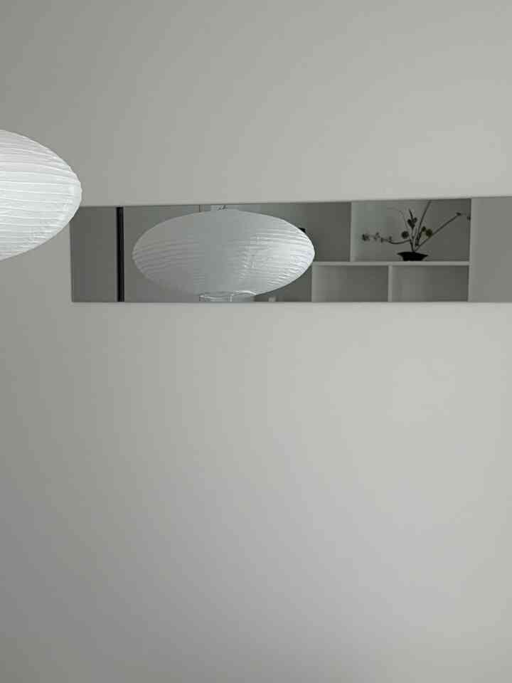 私が一番好きな、また私を見せる空間..
私は最も長い時間をベッドで過ごしているようです。

ワンルームだから空間をどうすれば少しでも広く見えるかと思ってベッド向きの壁面に鏡を付けたところ
本当に不思議なことにスペースが広がる効果がありました。

またシンプルだがあまりにもミットミットしないように、壁の片側にはカスタムフォトフレームでポイントをあげると、もっと好きな空間になりました🤍



＃ftc22＃インテリア＃ホームインテリア＃家の装飾＃インテリアスタグラム＃homeinterior＃interior＃セルフインテリア＃ホームスタイリング＃今日の家＃ワンルームインテリア＃6平原ルーム＃コンパクトインテリア＃ミニマルインテリア＃ナチュラルインテリア＃落ち着いたインテリア＃スペース