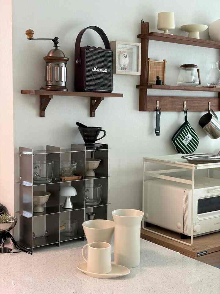 #家の贈り物

今回、いよいよ目を見ていたピアバチトセラミック水底筒とニロマグカップ＆ソーサーセット入りました☕️

実はスジャトン打っては価格帯がある方だから悩みちょっとしたが、
いざ込めたからなぜ悩んだのかと思うほど満足度最高…
ただトゥックアップしてもオブジェ感だからキッチンの雰囲気がしっかり生きますか🤍

調理器具だけ差し込んでも感性キッチン完成感
最近一番好きなコーナーです！

マグカップセットもほのかなカラー感でシェイプがとてもきれいで
軽食を食べると、気分が良くて、
棚に置くだけでもインテリア効果がしっかり✨

新婚のテムでもいいし、家が贈り物としてくれたら
センスがあるという言葉を聞くにはちょうどいいアイテムだからお勧めします:)

⸻

#キッチンインテリア#キッチンアクセサリー