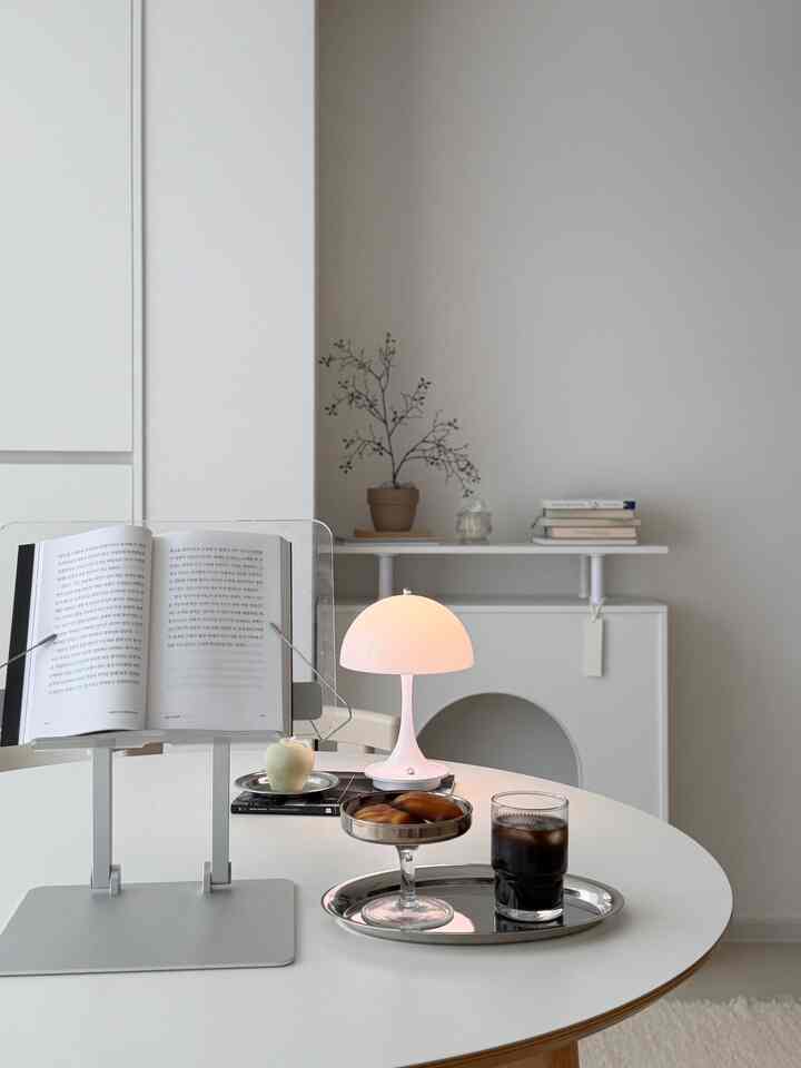 曇りの日ムード☔️
1つのライトをつけてバター餅+ああ+読書する時間
静かなクラシックプレイリストを作りました。 

暗い日には天井灯を点灯させる代わりに、ヨランランプを複数点灯させると
そのそれなりの曇りの日ムードがまた雰囲気があり、きれいだと思います:) 


＃インテリアノウハウ＃コンスープ記録集＃リビングインテリア＃ホームカフェ 