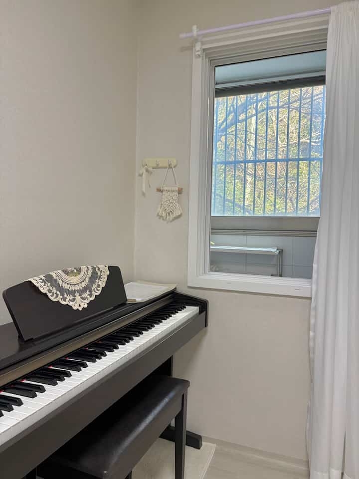 私の趣味の部屋です💓
音楽専攻者に分かれたヤマハピアノはこの場に置きましたが、姿が素敵です🎹
赤ちゃんがいつかできればその時は消えそうだが(?)
その間、しばしば練習してみましょう…！

暗い色のピアノですが、周りは私の好きな暖かく華やかな小道具で満たしてくれました🤍  #FTC22기 #나다운공간
