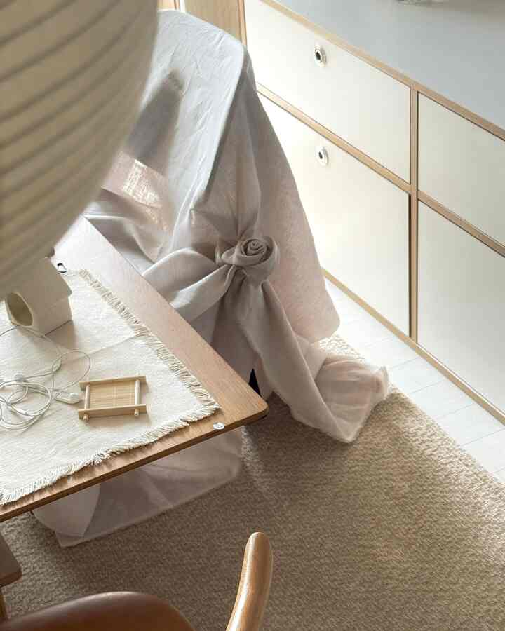 椅子にバラの服を着せる -~((@

#コンスープ記録集 #인테리어노하우 #린넨 #의자커버 #diy 