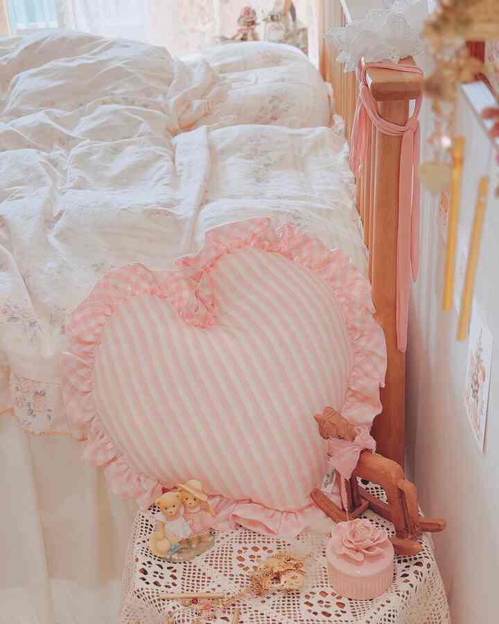 春の寝室🥰
みんな寝具を変えましたか？
私はまだ夜は寒くて冬の布団を入れていません。
最近の天気はとても奇妙です、私は家で寒いです。
外では暑くて..とても寂しいです😭
今日のかわいいテムは多目的に書いています
フリル飾りハートクッションですよ🧚🏻‍♀️🤍

＃コンスープ記録集 