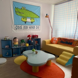 우리집에서 가장 나다운 공간 중 하나인 거실 🛋️
각기 다른 컬러의 피규어들과 가구들이 모여있는 거실은 모두 좋아하는 것들로 하나씩 채워서 그런지 이 공간이 딱 나답다는 느낌이 들어요 ! 
정리된 느낌보다는 각기 다른 색과 표정, 이야기를 가진 피규어들이 모여 만들어내는 분위기가 저의 취향 지도(?) 같은 것이라 더 마음에 드는 공간 같아요 🧸
#ftc22 #ftc22기 #ftc22기웰컴미션 #나다운공간 #거실인테리어 #인테리어소품 #컬러인테리어 #홈스타일링 #집꾸 #피규어 #컬러풀 #셀프인테리어 