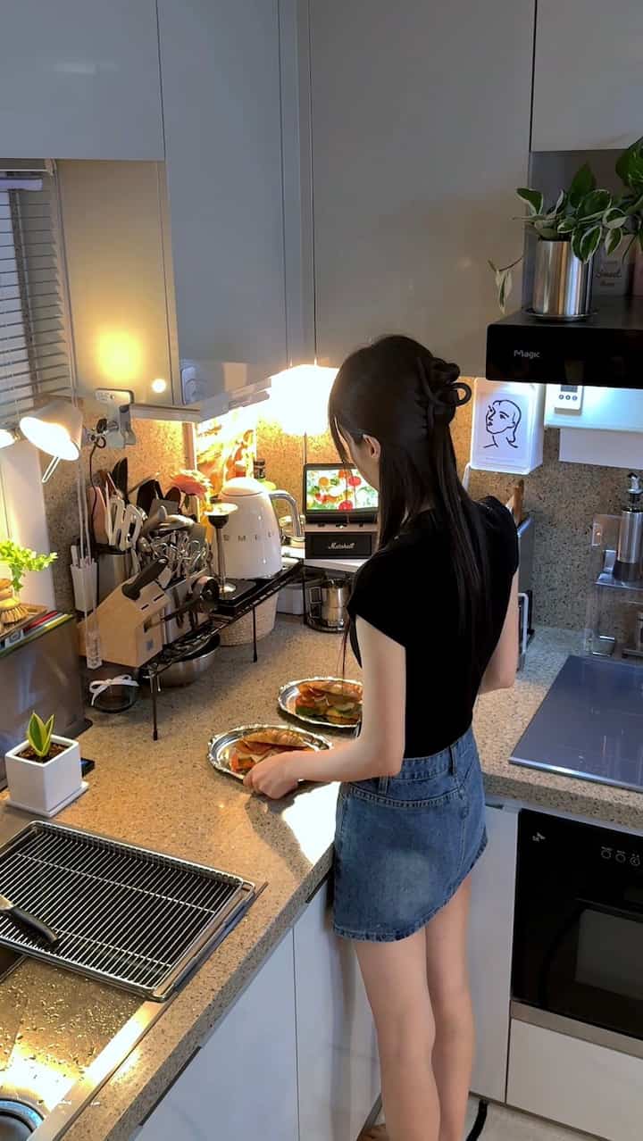 基本に忠実なクロアサンドサンドイッチ。
いちごジャム、ロメイン、トマト、ピクルス、チーズ、ハムを入れて作りました。
最近は華やかなチーズ、ハム、ソースが多いですが、私はピクルスの甘さとジャムの甘さが調和するこのクラシックな組み合わせが一番好きです。
特別な食材がなくてもみんなが美味しいと言っていた組み合わせの皆さんはどんな組み合わせが好きですか？

#homemadebrunch 
#cozykitchen 
#croissantsandwich 
#自家製ブランチ
#fooddiary